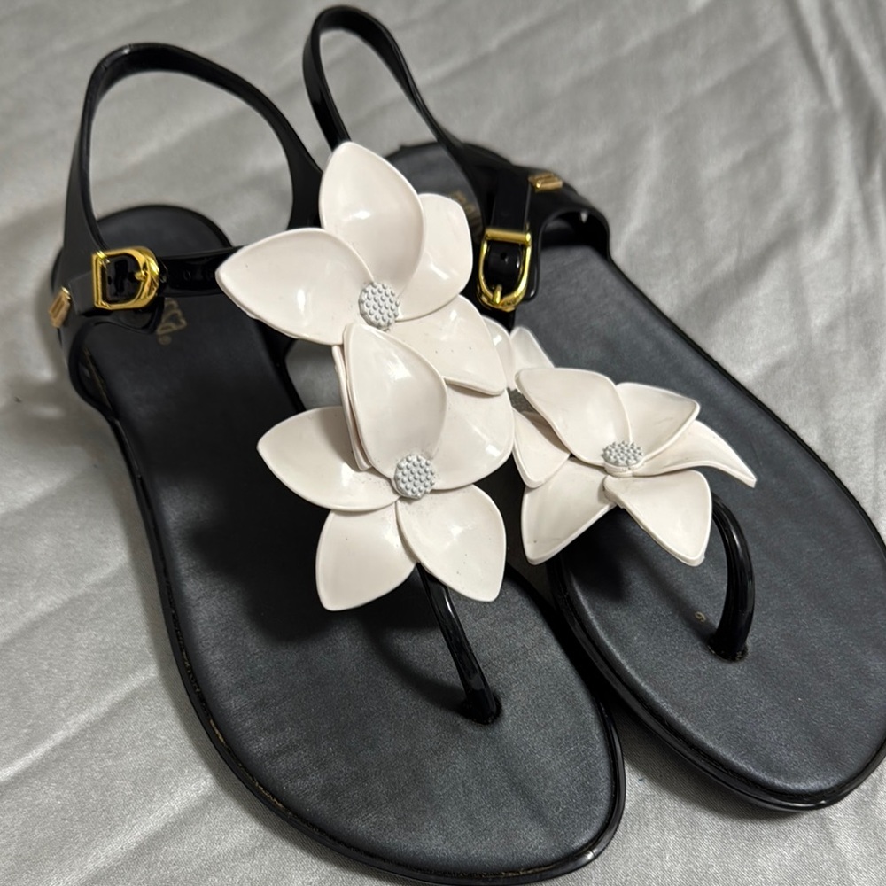 Melissa black jelly thong flat sandals with white floral design in women’s 6.